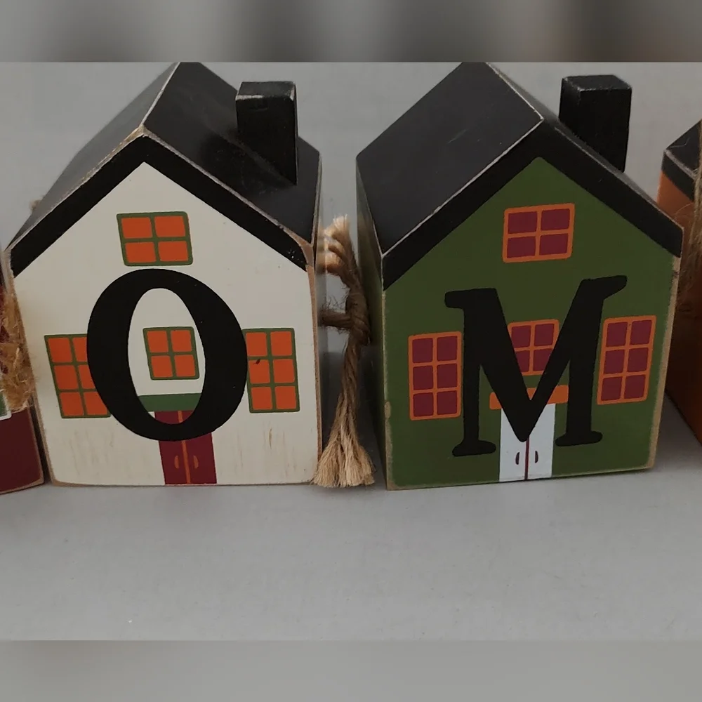 Harvest House Decor 4 Wooden Block Homes rope together Good Condition